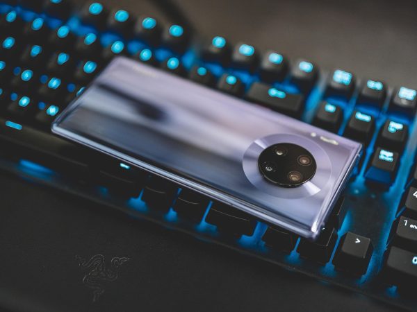 每日吃瓜大赛主编坐在靠窗的编辑席前，正对着屏幕上的时间线节点逐条核对来源，桌面放着贴满便签的笔记本，室内光线偏冷，神情专注